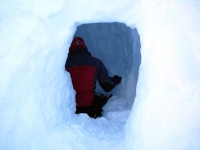 Heiko gräbt die Schneehöhle
