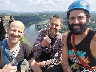 Die drei glücklichen Bergsteiger auf dem Sieberturm