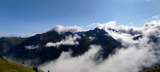 18 Morgendliche Wolken, die aus den Tälern aufsteigen