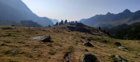 19 Blick aus der Cabane d'Aygues Cluses auf die Refuge d'Aygues Cluses frz. geschlossene Wasser